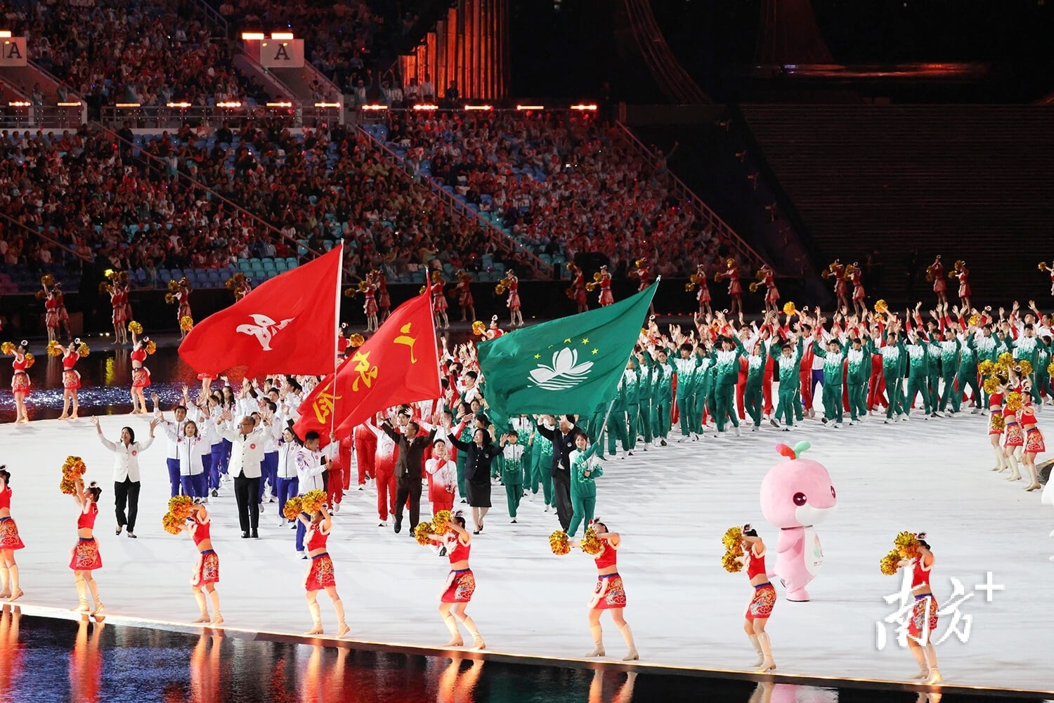 灾难！詹皇最后上场当卧底，13秒失误+不防守葬送湖人，东契奇带不动他